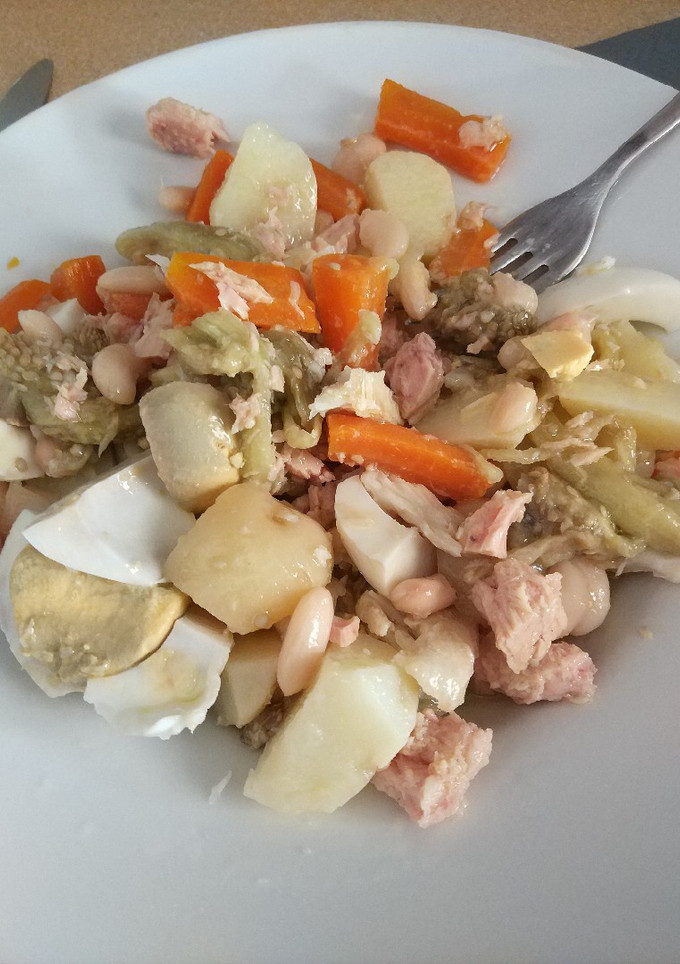 Una foto de Ensalada de patata, berenjena y judías blancas