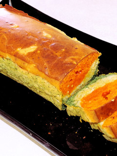 Une photo de Cake tricolore tomates, olives et épinards
