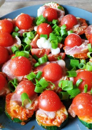 Zdjęcie przepisu Mini pizza z cukinii.