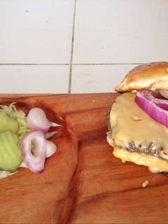 Una foto de Cheezeburger hamburguesa con queso
