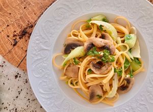 Hình của món 🌱 Mì Ý Dẹp Capellini Xào Nấm Mỡ & Lá Súp Lơ Trắng (Vegan).