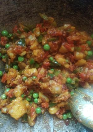 आलू मटर (Aloo Matar recipe in Hindi) रेसिपी मुख्य फोटो