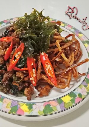 รูปของ ปลาเส้นกรอบราดกะเพราไก่