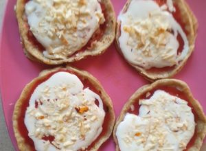 Una foto de Sopes con salsa, crema y queso