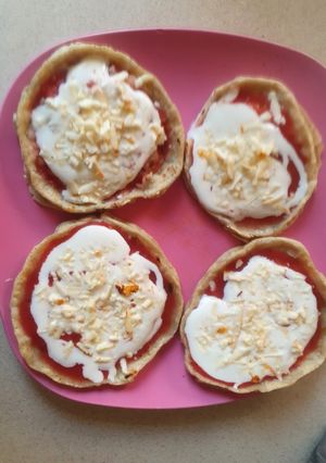 Una foto de Sopes con salsa, crema y queso