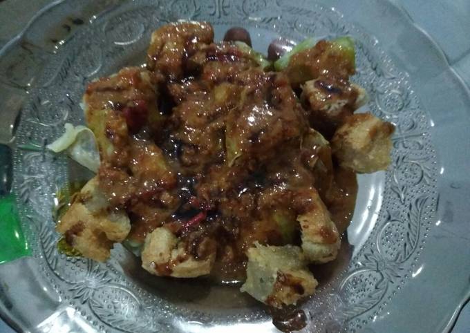 Batagor aci,kol aci(somay gulung aci + tahu aci) + saus kacang