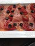 Salmone affumicato con pomodoro e olive