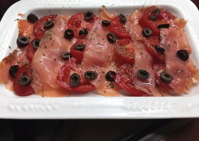Salmone affumicato con pomodoro e olive