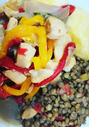 Una foto de Lentejas con pollo y mix de pimientos