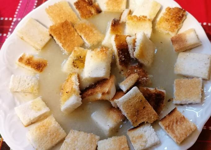 Come a Fai  Veloce Vellutata di finocchi, patate e sedano con crostini piccanti