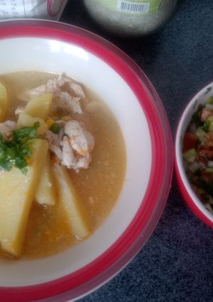 Una foto de Estofado de pollo 🍗😋❣️