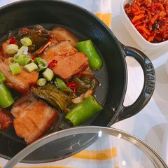 A picture of Braised pork belly w twisted green pepper.