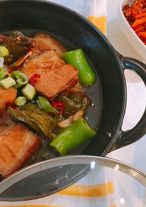 A picture of Braised pork belly w twisted green pepper.