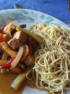 Una foto de Wok vegetariano sencillo con noodles