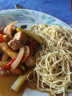 Una foto de Wok vegetariano sencillo con noodles