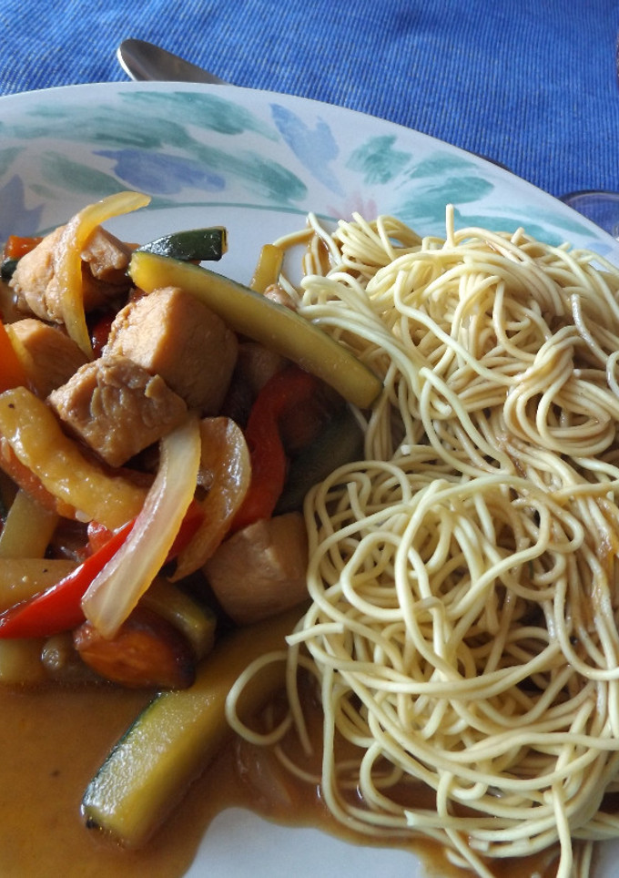 Una foto de Wok vegetariano sencillo con noodles