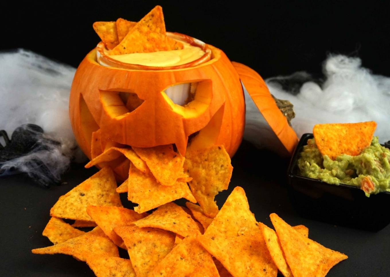 Nachos con salsa de queso y guacamole especial Halloween