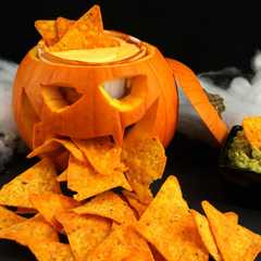 Una foto de Nachos con salsa de queso y guacamole especial Halloween