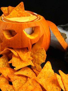 Una foto de Nachos con salsa de queso y guacamole especial Halloween