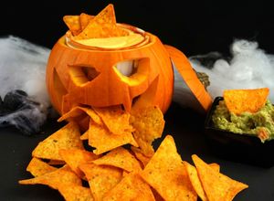 Foto principal de Nachos con salsa de queso y guacamole especial Halloween