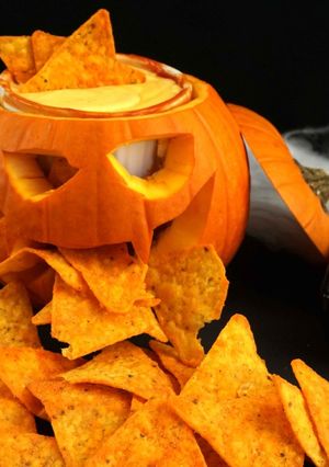 Una foto de Nachos con salsa de queso y guacamole especial Halloween