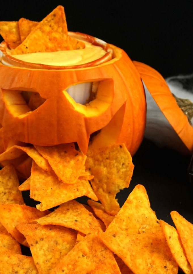 Una foto de Nachos con salsa de queso y guacamole especial Halloween