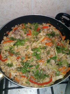 Una foto de Arroz de molleja y corazón de pollo.