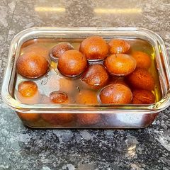 A picture of Gulab Jamun.
