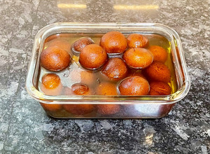 A picture of Gulab Jamun.