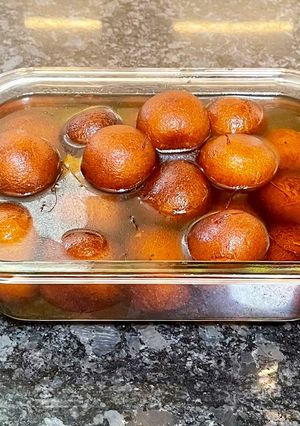A picture of Gulab Jamun.