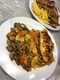 صورة لوصفة باستا بصوص المارينارا مع دجاج مشوي وخضار سوتيه😋