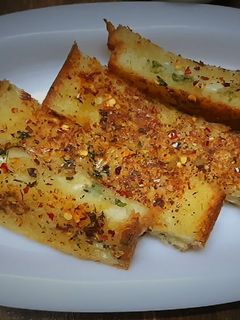 ચીઝ ગાર્લિક બ્રેડ (Cheese Garlic Bread Recipe In Gujarati) રેસીપી મુખ્ય ફોટો