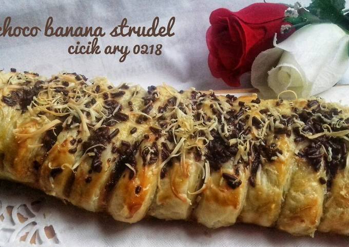 Langkah Mudah untuk Menyiapkan Choco banana strudel homemade yang Enak Banget