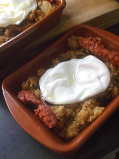 Una foto de Migas con chorizo y huevo frito