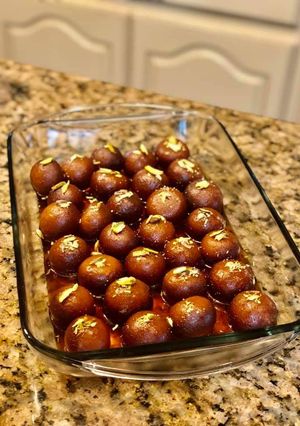 A picture of Gulab jamun.
