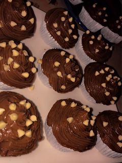 Csokis muffin nutellas kremel recept fotója