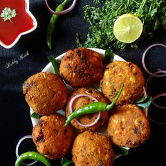 A picture of Chana dal vada.
