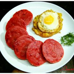 A picture of Beetroot oats idli with egg dry sambhar masala.