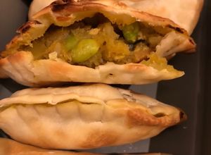 Una foto de Samosa Empanadas Vegano Japonés SAMOSA🇮🇳🇺🇾🇯🇵サモサエンパナーダ