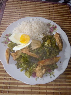 Una foto de Pollo salteado con brócoli