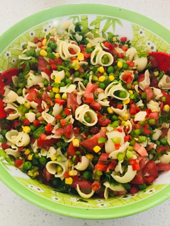 Una foto de Ensalada de coditos y verduras