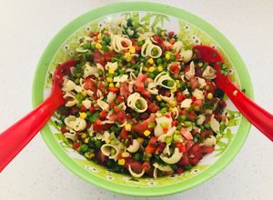 Una foto de Ensalada de coditos y verduras
