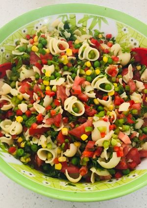 Una foto de Ensalada de coditos y verduras
