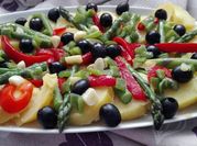 Una foto de ensalada de patatas y vegetales