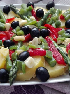 Una foto de Ensalada de patatas y vegetales