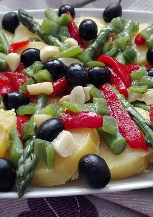 Foto principal de Ensalada de patatas y vegetales