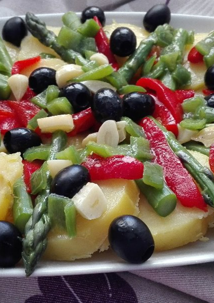 Una foto de Ensalada de patatas y vegetales