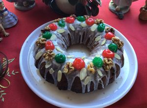 Una foto de Bundt cake de frutas para Navidad