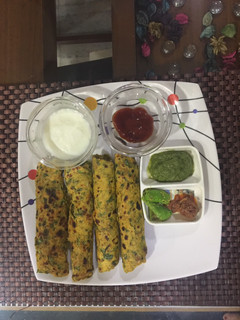 મેથી પાલક ના થેપલા (Methi Palak Thepla Recipe In Gujarati) રેસીપી મુખ્ય ફોટો
