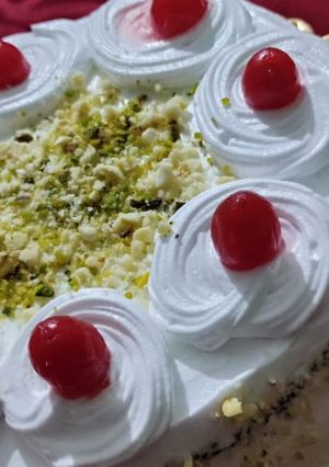 এগ লেস হোয়াইট ফরেস্ট কেক (eggless white forest cake recipe in Bengali) রেসিপির প্রধান ছবি